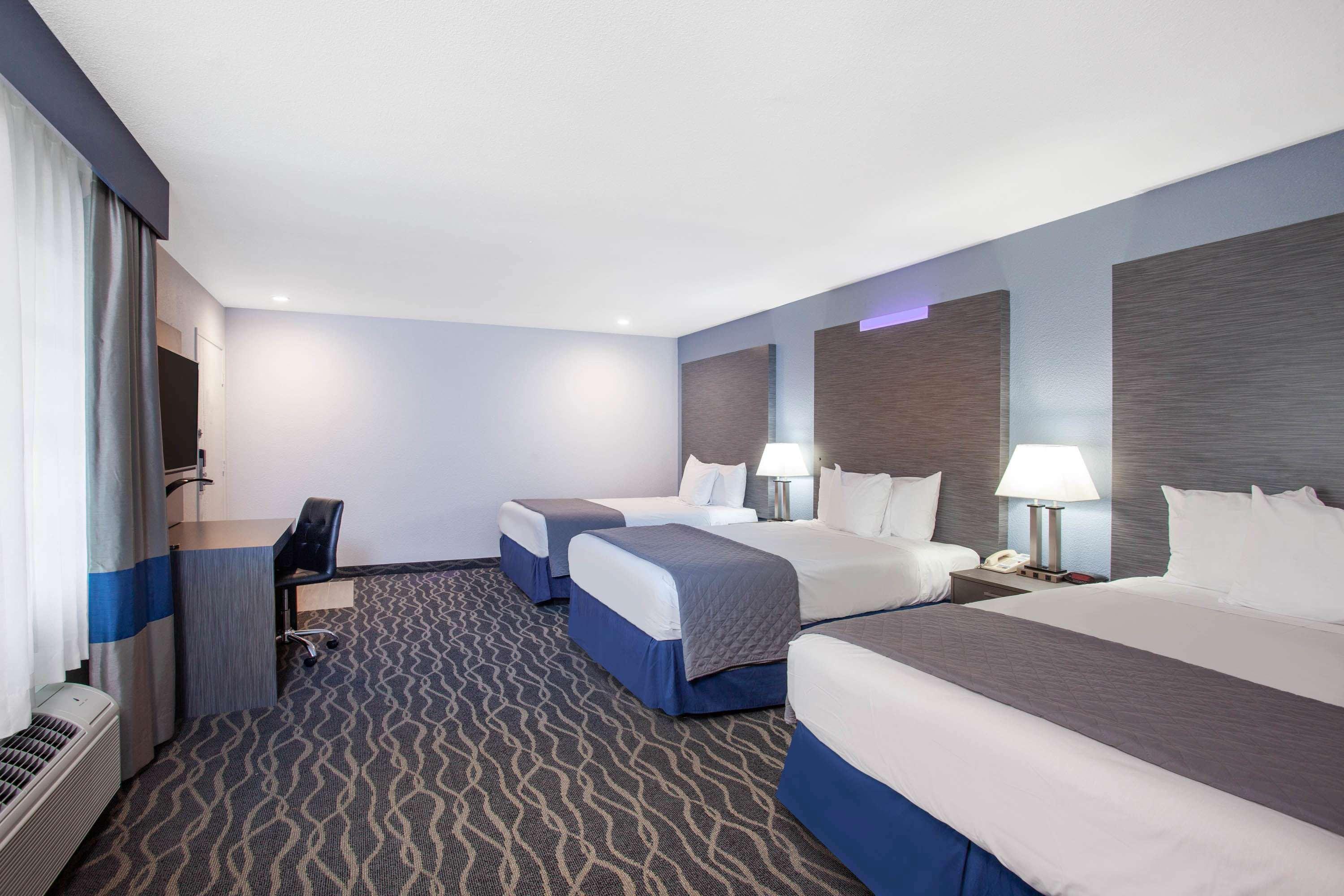Hotel Travelodge & By Wyndham On Disneyland Dr 2*
